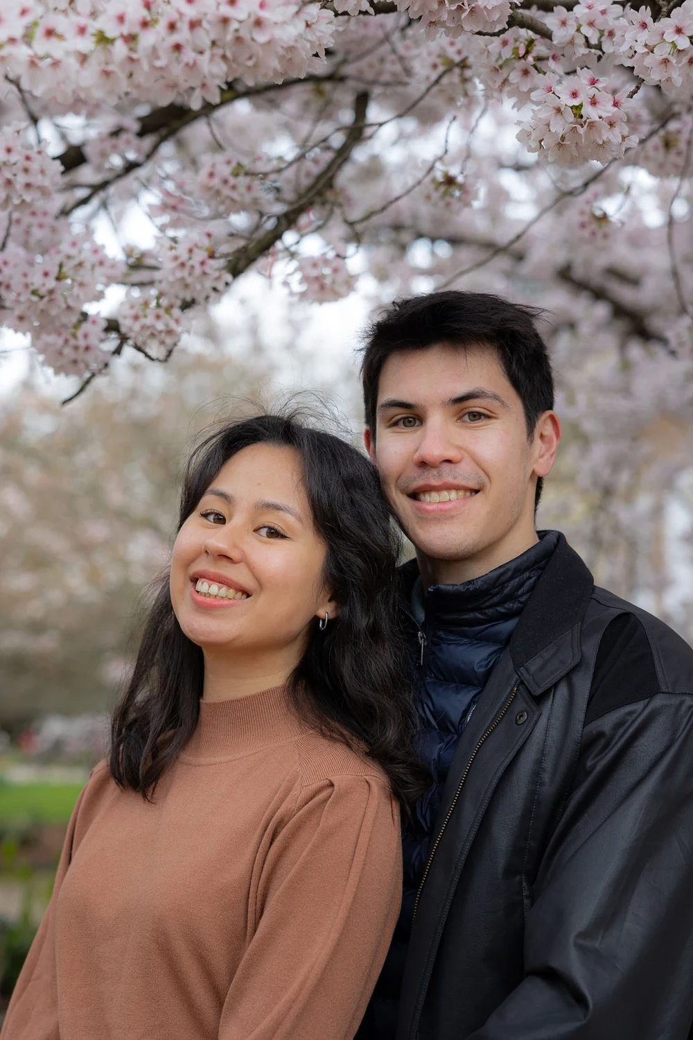 Image 1 d'un shooting portrait d'un couple au parc de l'Orangerie à Strasbourg par le photographe Nathan Maurer.