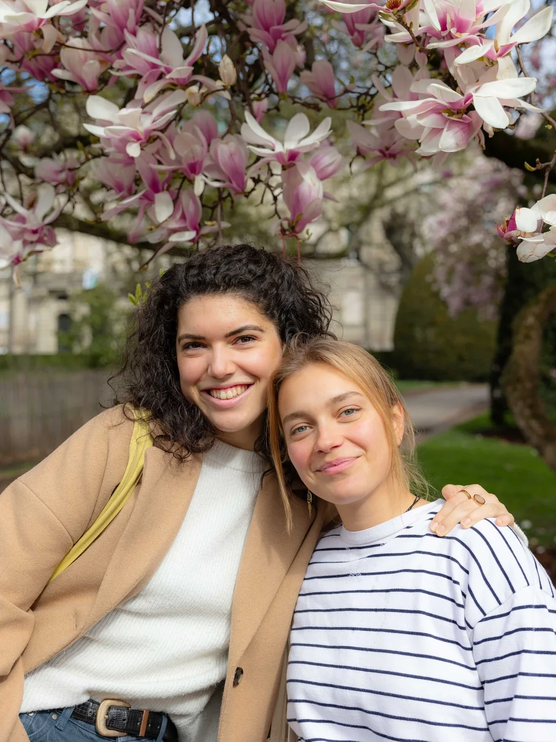 Image 1 d'un shooting de deux amies à République à Strasbourg du photographe Nathan Maurer.